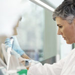 mulher realizando exame do cariotipo em um laboratório de análises clínicas