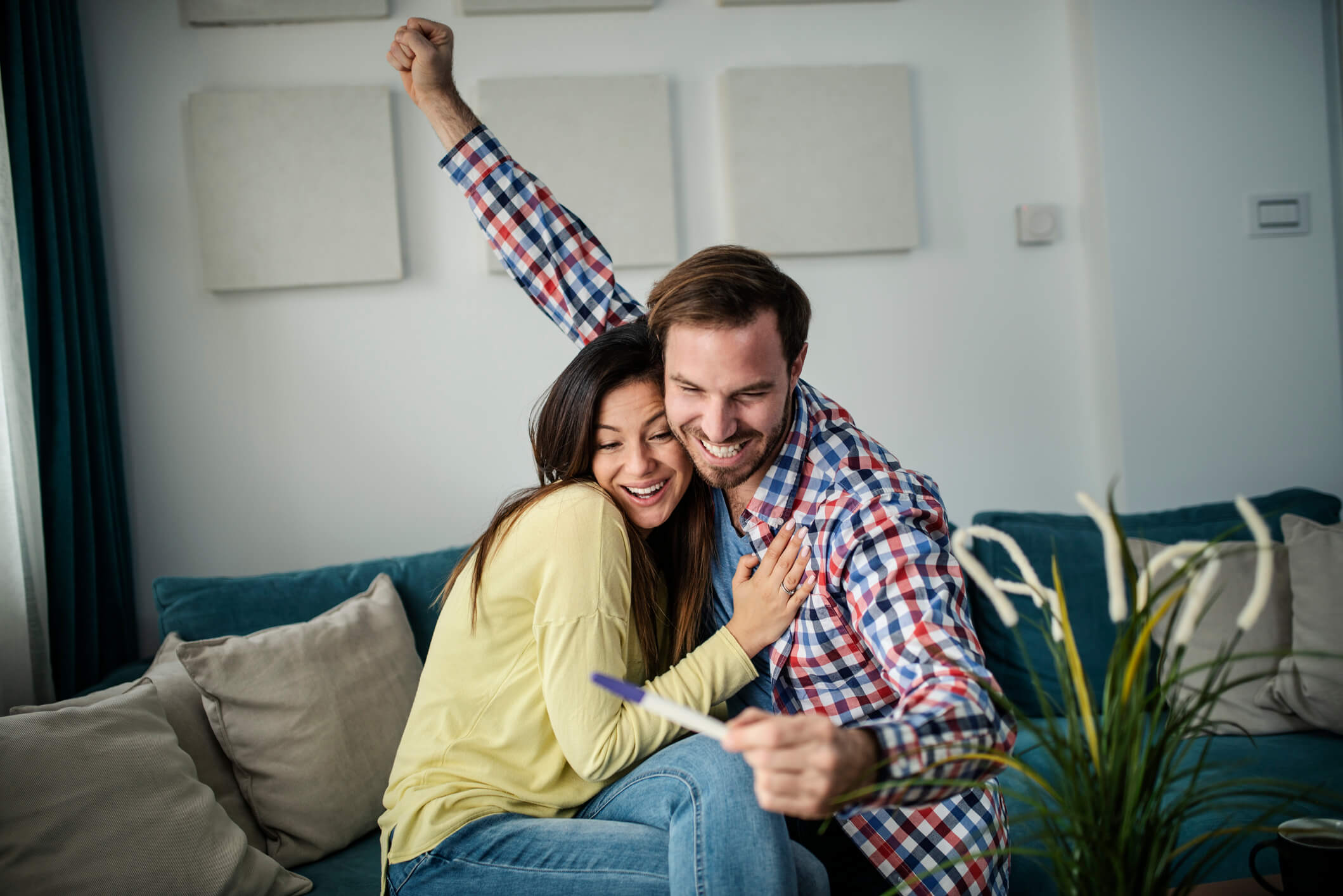 Casal comemorando o exame positivo do tratamentos para engravidar