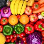Mesa cheia de legumes e frutas da dieta da fertilidade